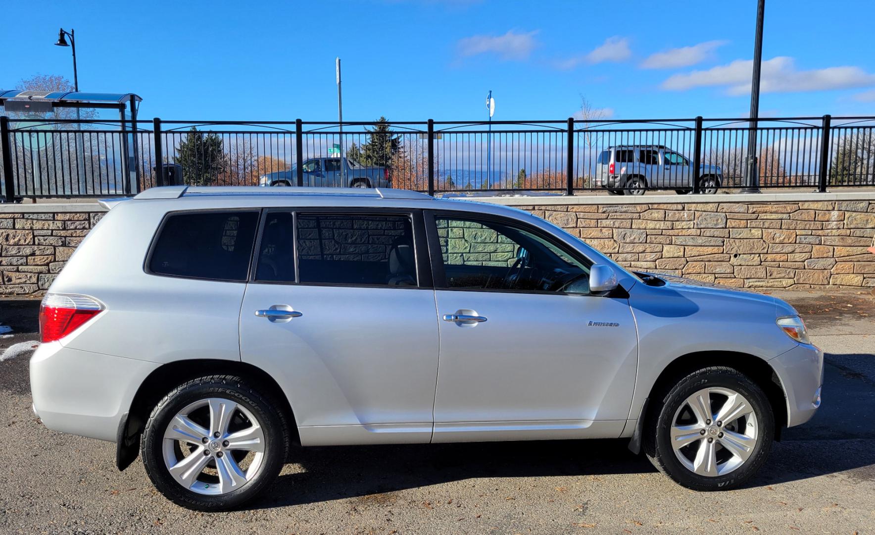 2008 Silver /Tan Toyota Highlander Limited (JTEES42A782) with an 3.5L V6 engine, Automatic transmission, located at 450 N Russell, Missoula, MT, 59801, (406) 543-6600, 46.874496, -114.017433 - Really Clean AWD SUV. 3rd Row Seating. Power Sunroof. Power Leather Seats. Heated Seats. Navigation. Backup Camera. Bluetooth. Air. Cruise. Tilt. Timing Chain not a timing belt. Clean Carfax. - Photo#4